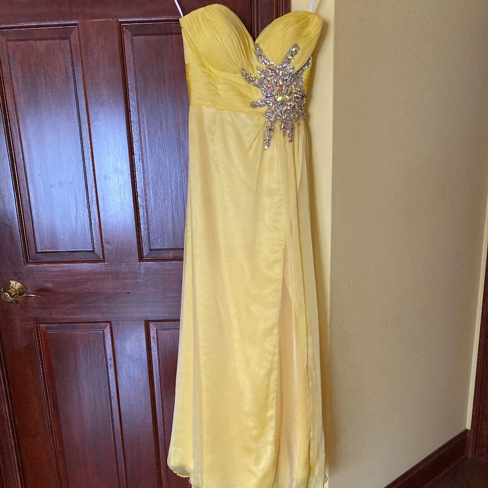 Stunning yellow gown with gemstone accent perfect for prom/weddings/formals